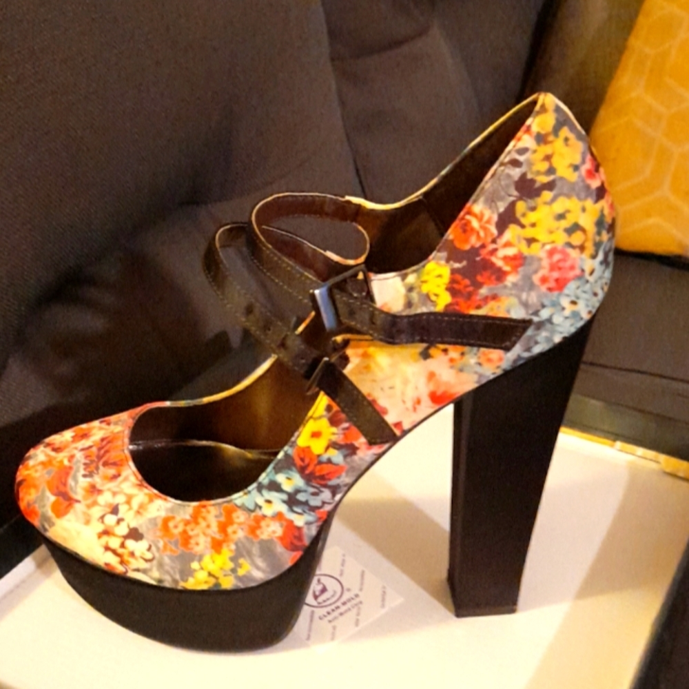 ZigiNY soho floral heels. Confortable for your whereabouts..